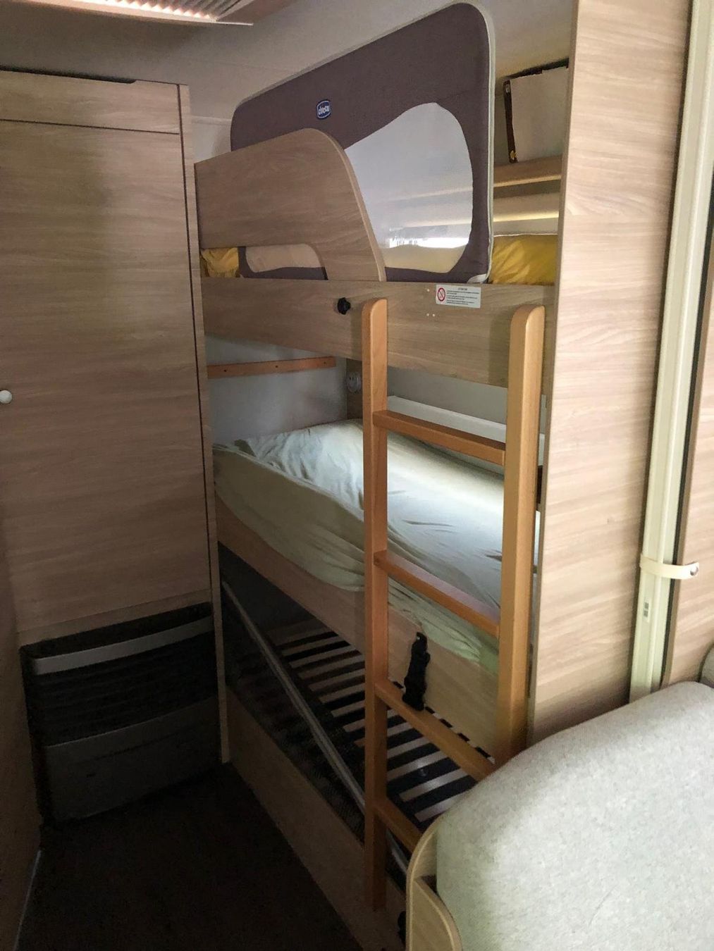 Camping Fahrzeuge: Knaus Südwind 580QS Silver Selection – Gebraucht aus Malix von InkSplotches 2