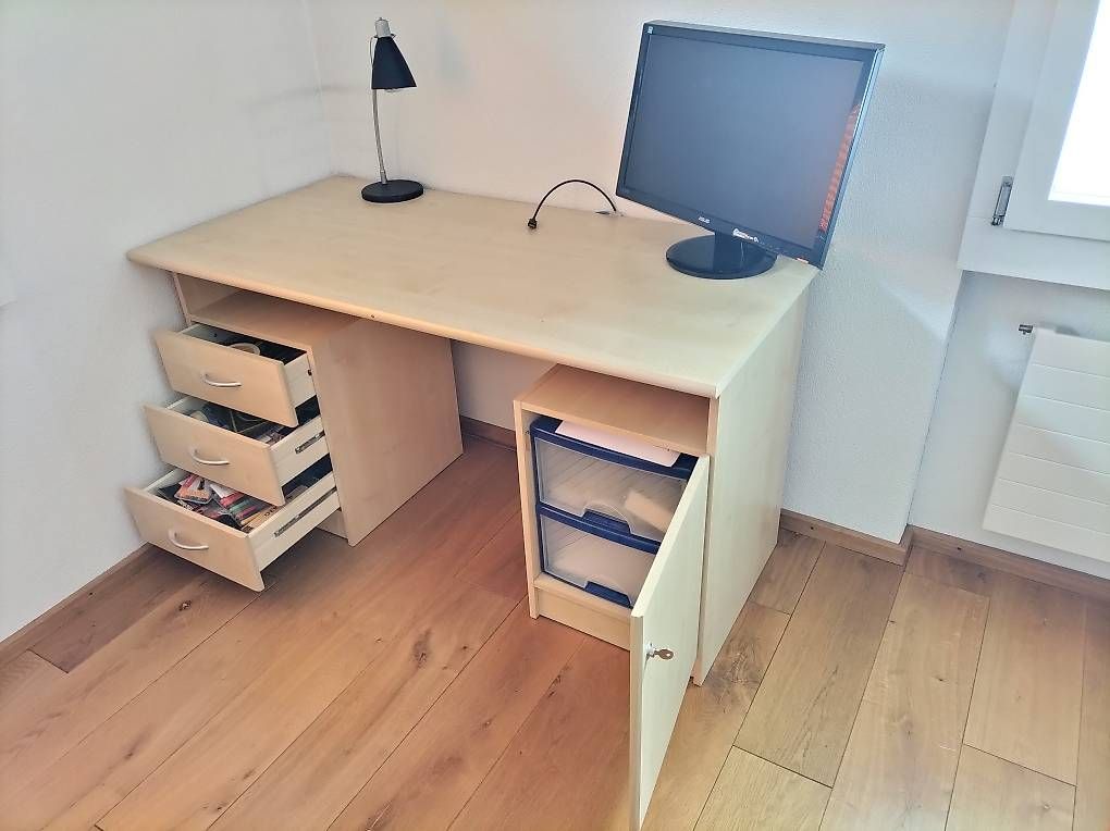 Schreibtische: Bürotisch / Schreibtisch – Gebraucht aus Schwyz von rap_z7ny 1