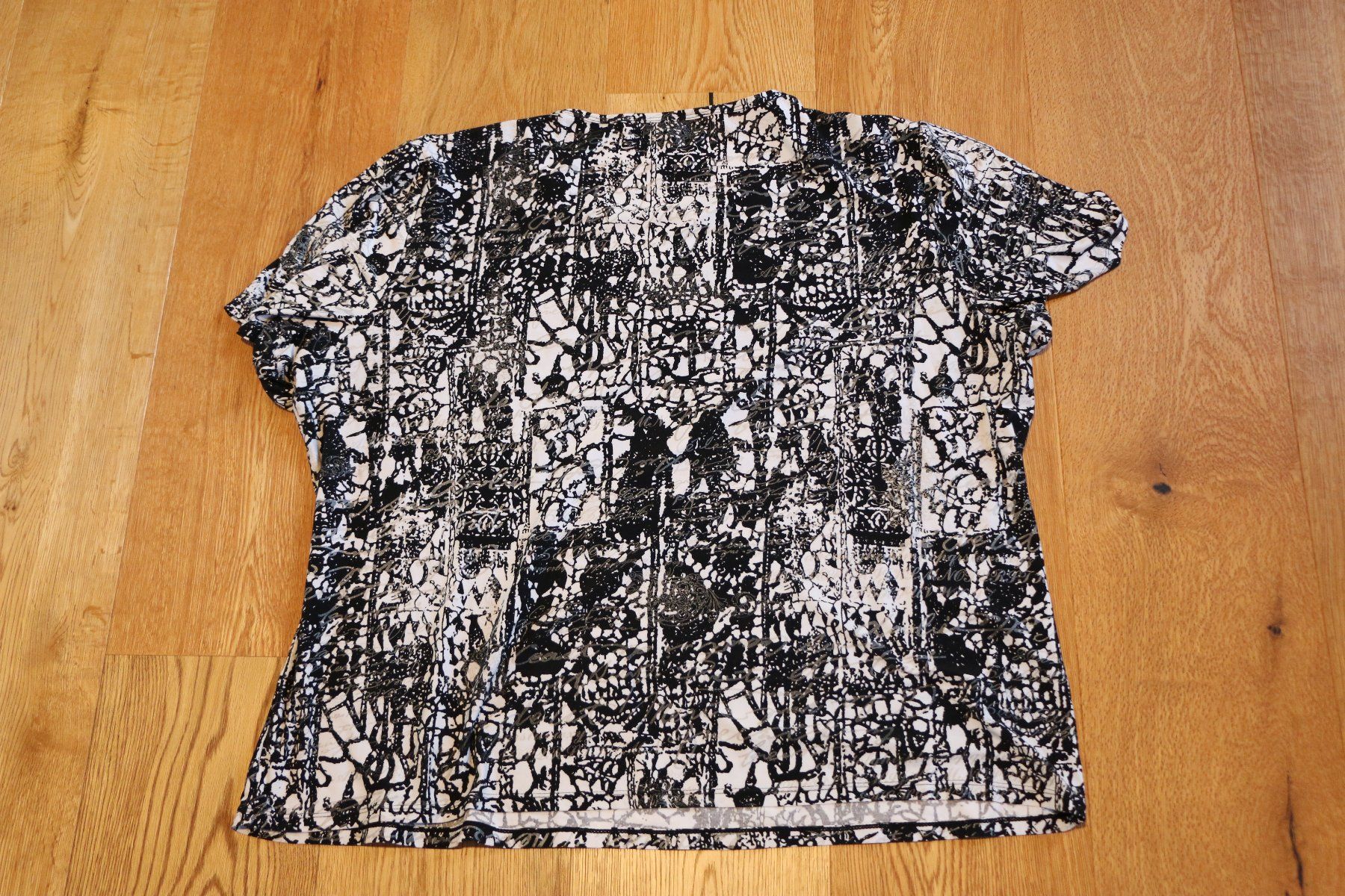 T-shirt: Lockeres Tshirt – Usato da Schaffhausen venduto da lua_9yfq 1