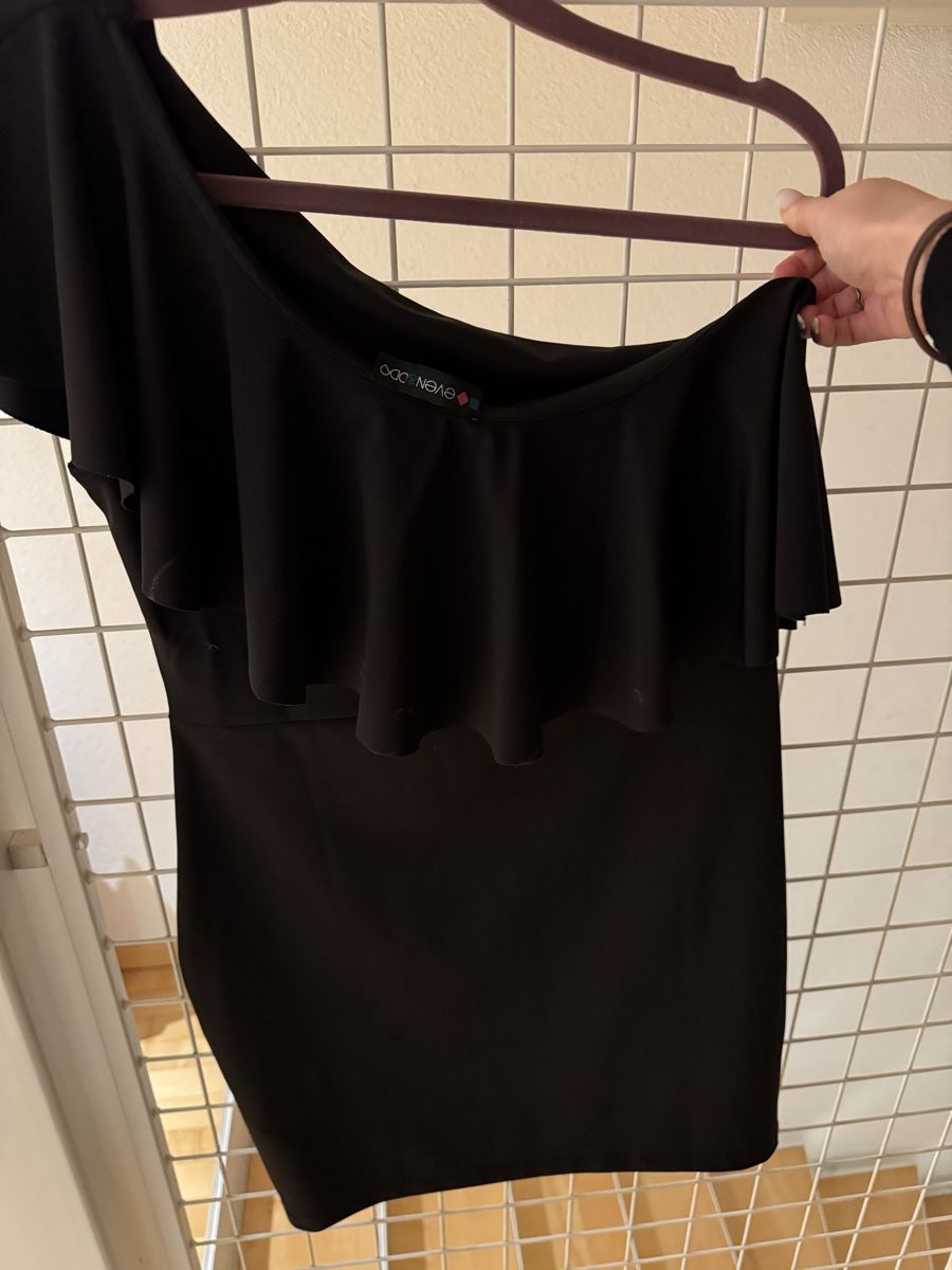 Vestiti: Schwarzes One-Shoulder Kleid mit Volant – Nuovo (secondo la descrizione) da Windisch venduto da Shakira085 2