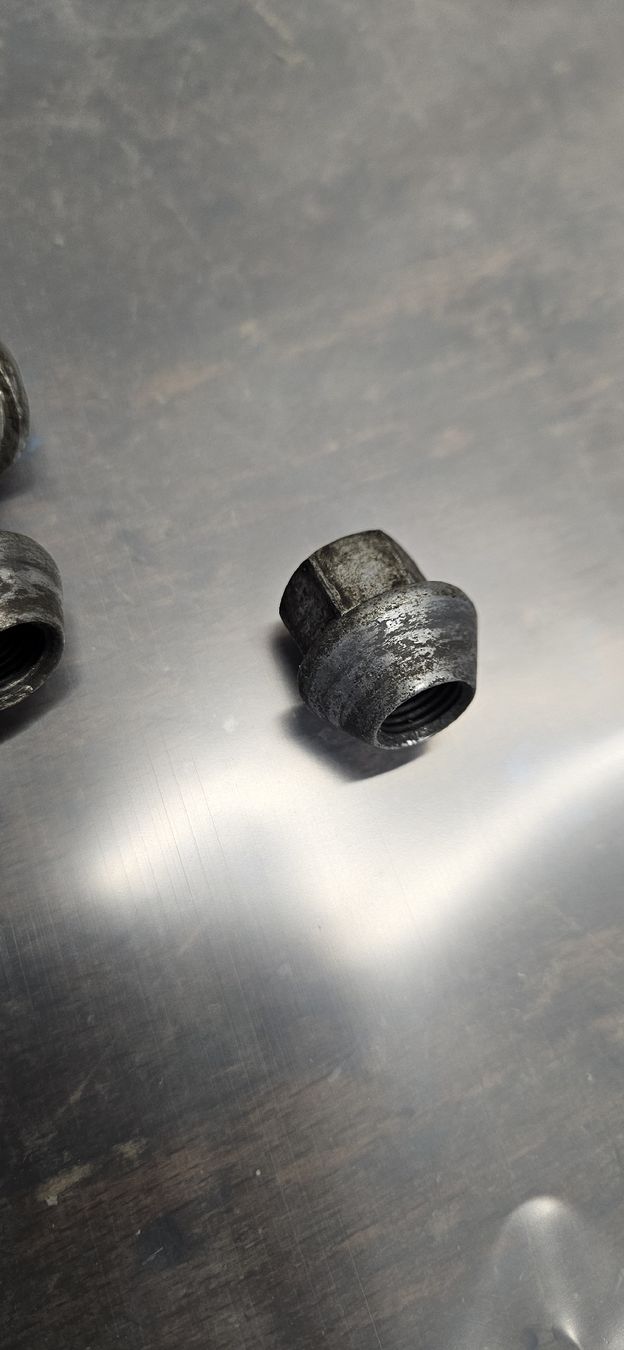 Ford Cerchioni: Auto Radmuttern 19 Stk. Felgen Schrauben  – Usato da Baar venduto da Vel...Baar45 4