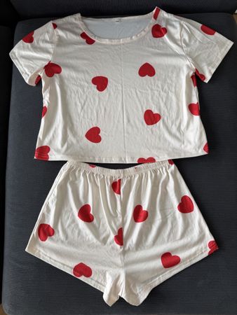 Pyjama 2 pièces blanc à cœurs rouges – Taille M – Neuf