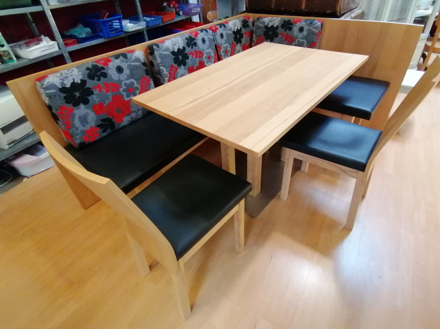Panchine: Modernes Set aus Eckbank, Tisch, 2 Stühle – Usato da Köniz venduto da Brockenreich 1