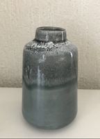 Graue Keramikvase, Vintage, Deko Frühling