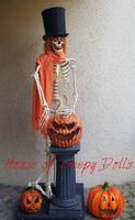 LEBENSGROSSES HALLOWEEN / HORROR SKELETT MIT SOCKEL & KÜRBIS