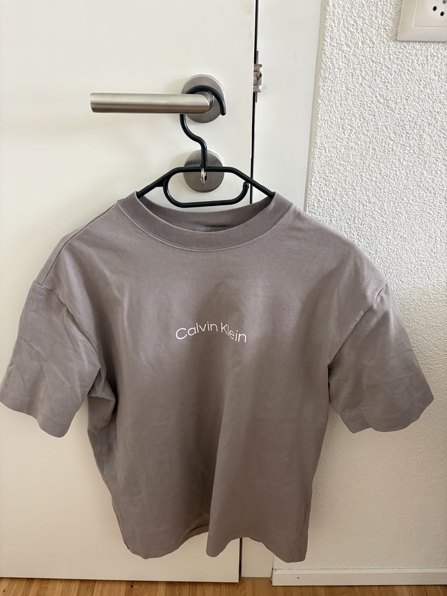 Calvin Klein T-shirt: Calvin Klein Shirt – Usato da Malters venduto da lar_hkm7