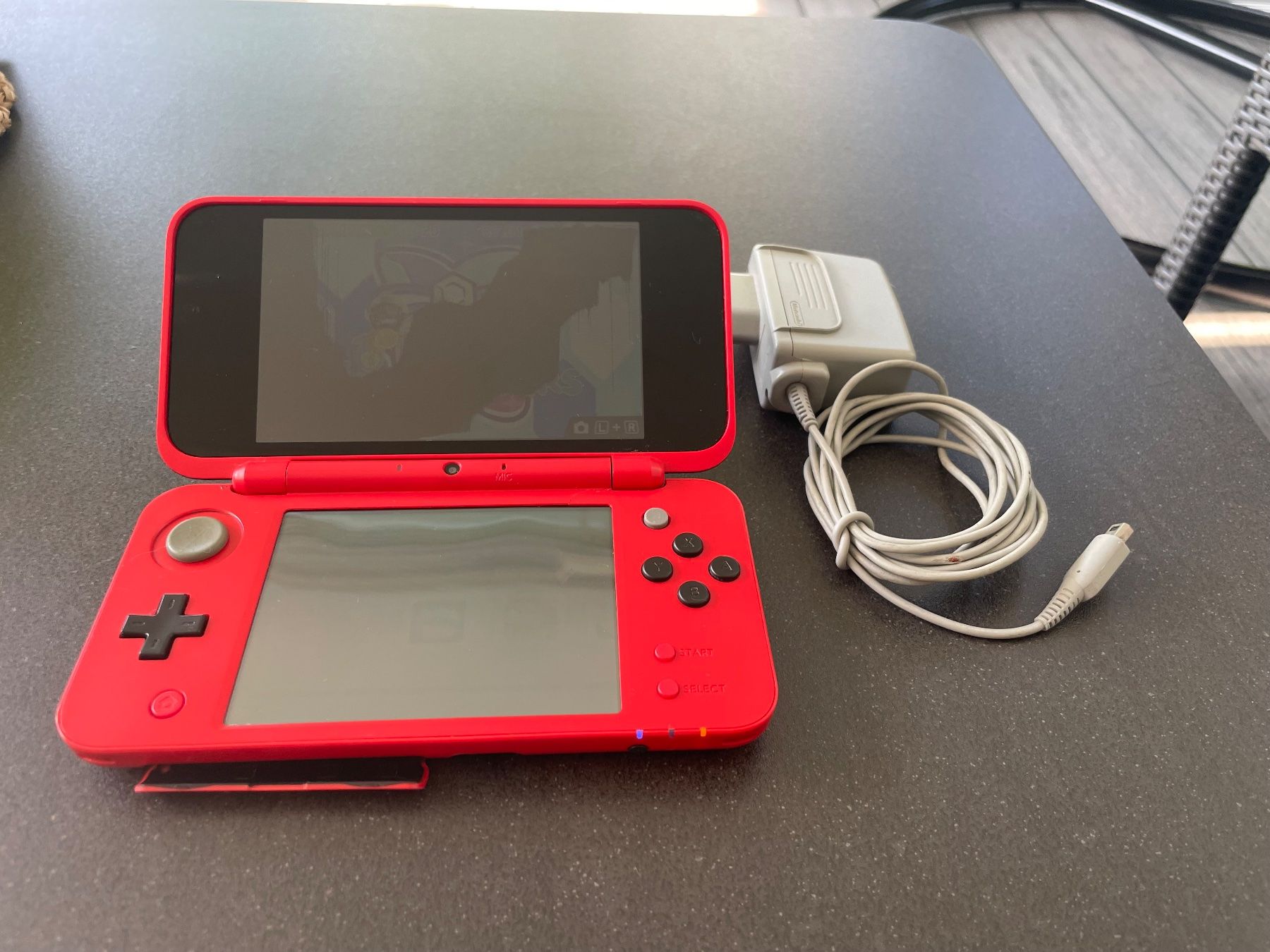 Nintendo Consoles: Nintendo 2DS XL -Pokéball Edition – D'occasion à Dällikon par buyandbehappy