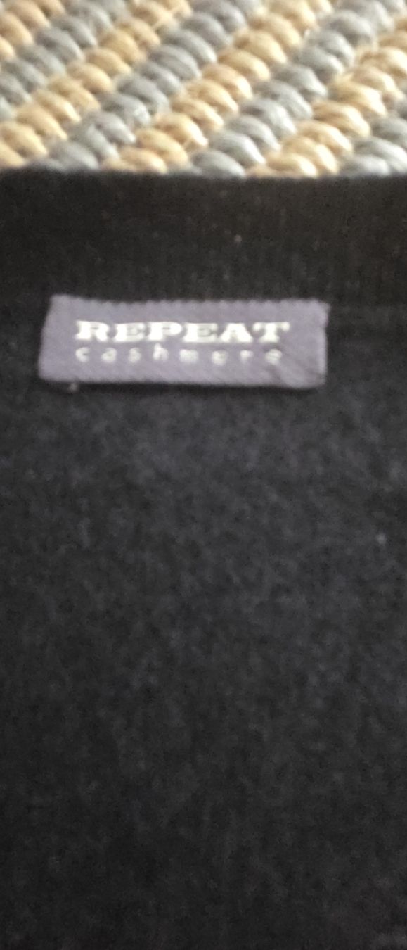Repeat Pulls & Sweat-shirts: Repeat V-Ausschnitt schwarz 100% Kaschmir – Neuf (Voir description) à Riedikon par Winter21. 4