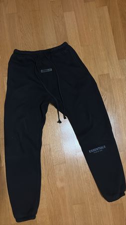 Pantalon de jogging noir ESSENTIALS, taille M, parfait pour 