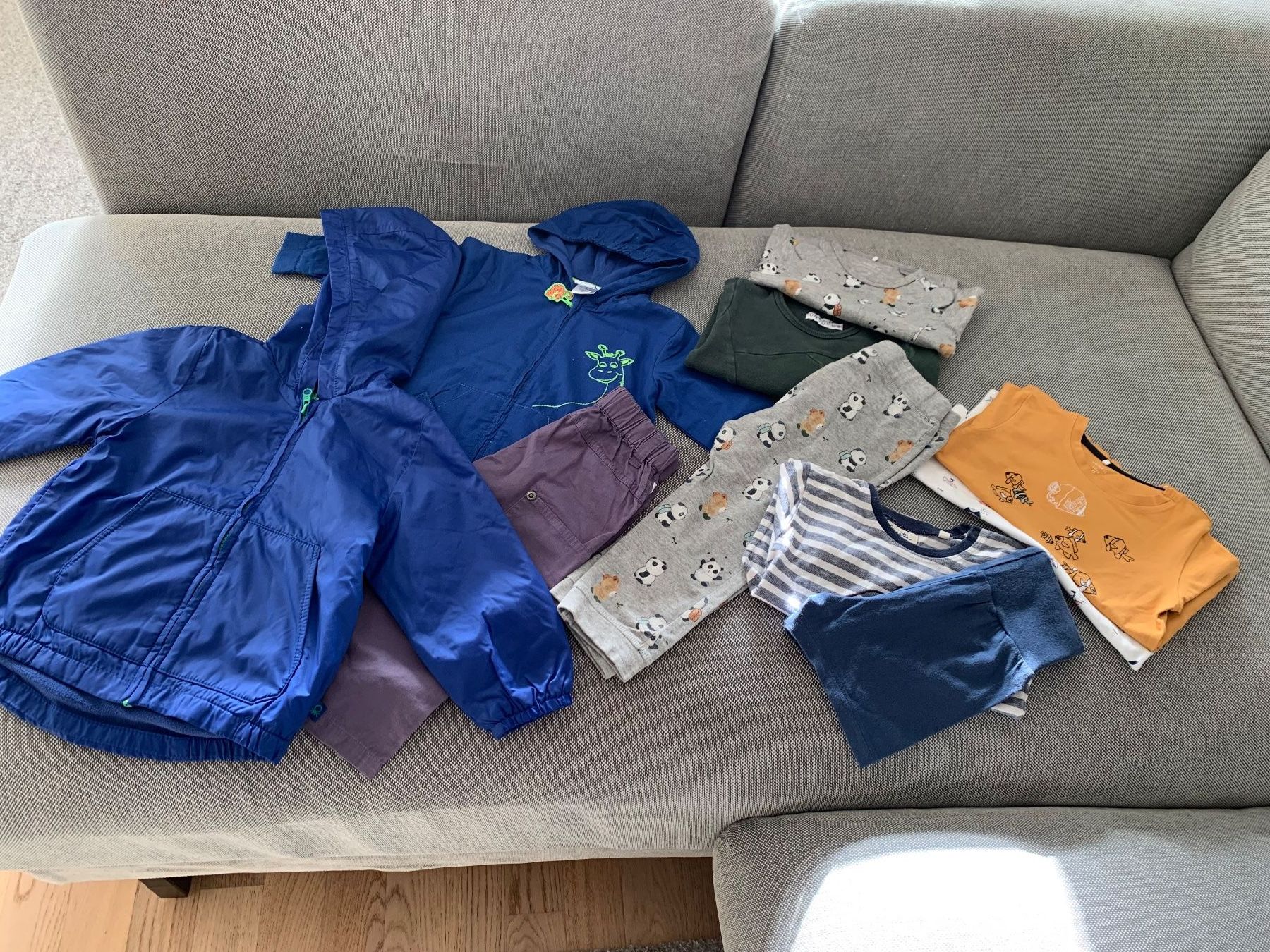 Lotti & Set di vestiti: Kleinkinder Kleiderpaket Gr:80-86. – Usato da Birmensdorf ZH venduto da eva.bari