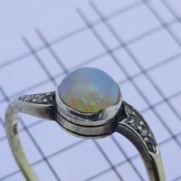 Exquisiter Goldring mit Weissopal Edelstein