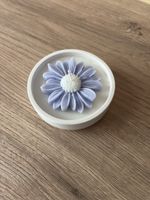 Lila Blumenkerze handgemacht