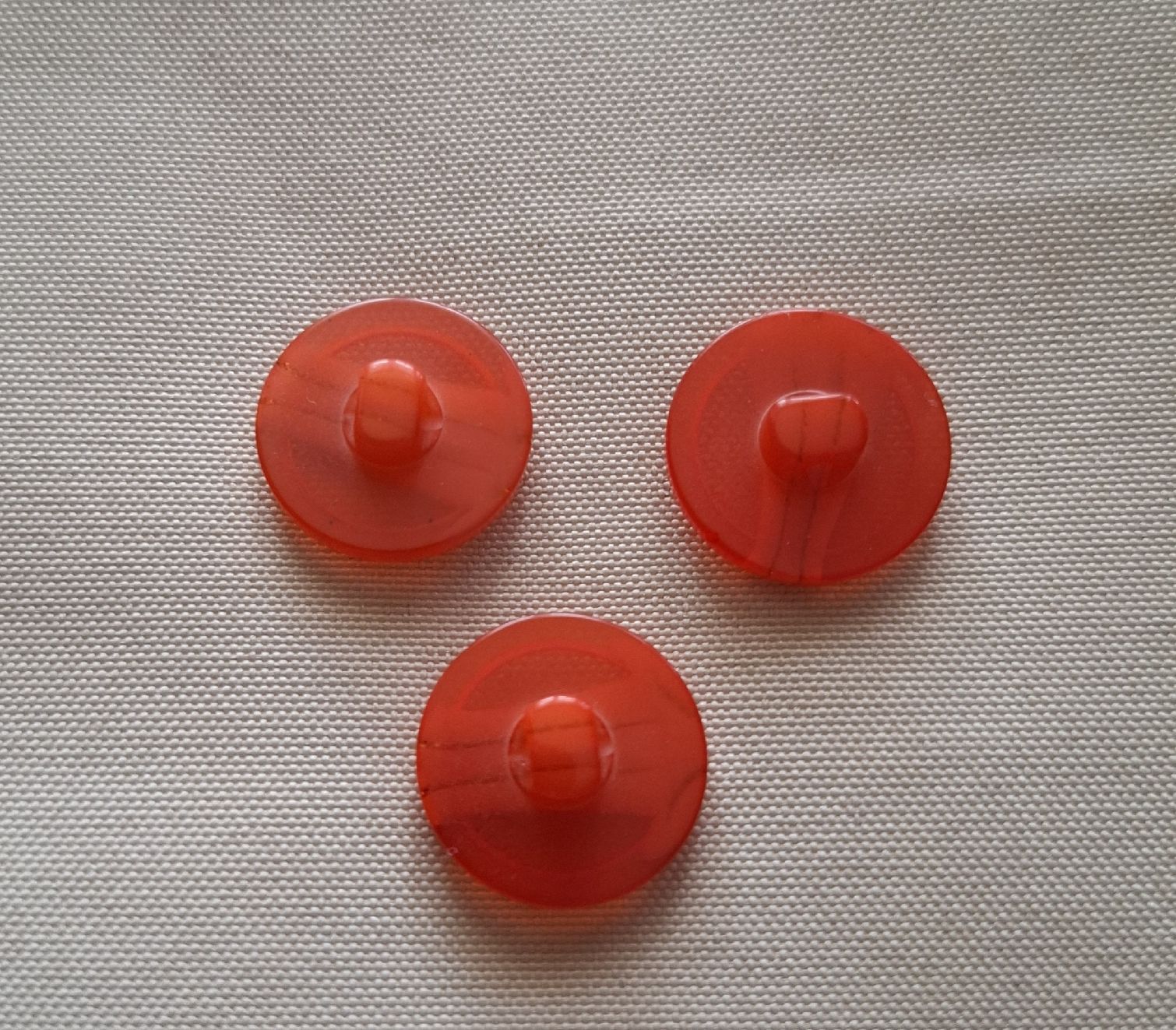 Bottoni: 3 Stück Knöpfe, 17 mm. Orange – Usato da Dietikon venduto da Hirschkopf 1