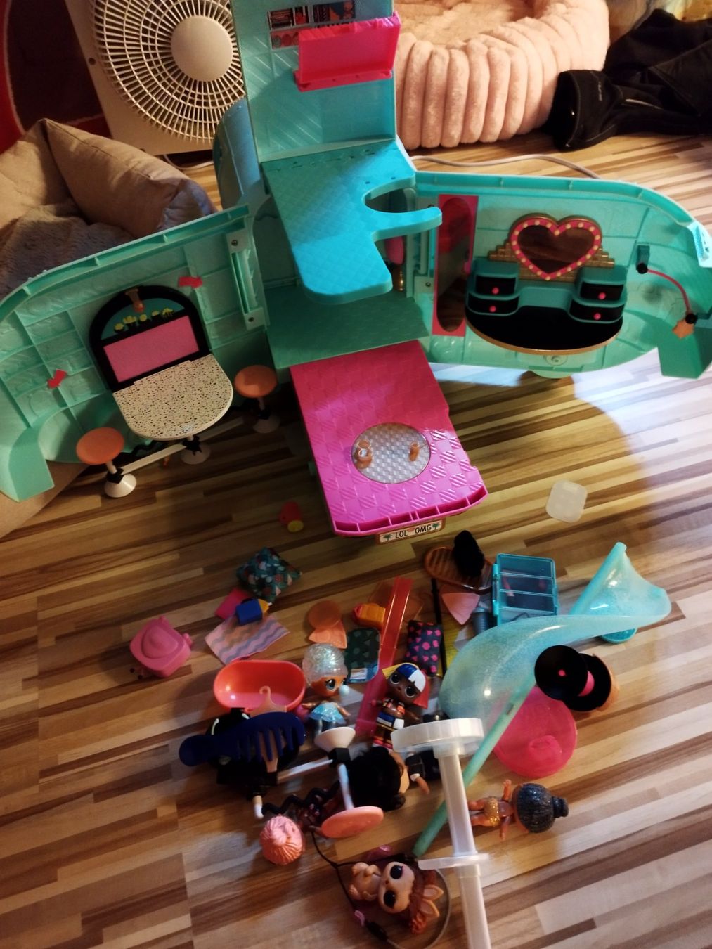 Jouets: LOL Bus mit viel Zubehör – D'occasion à Buchs AG par Rohrsascha 2