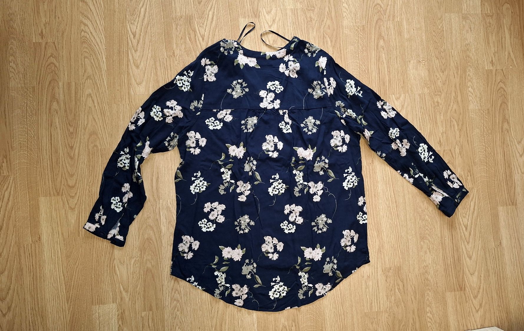 Camicette: Only Carmakoma Bluse, Gr. 44, Dunkelblau mit Blumen – Usato da Lützelflüh-Goldb venduto da bli_f2v9 2