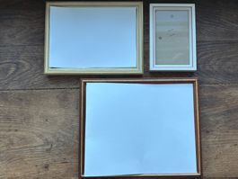 3 antike Bilderrahmen aus bemaltem Holz und Glas.