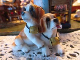 Hundefigur mini, 2 Barry Bernhardiner Hunde, 5 x 5 x 6 cm