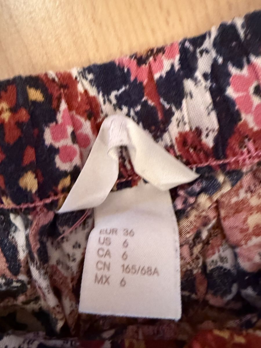 H&M Pantaloni: H&M leichte Hose, Grösse 36 – Usato da Ibach venduto da Irenei 1