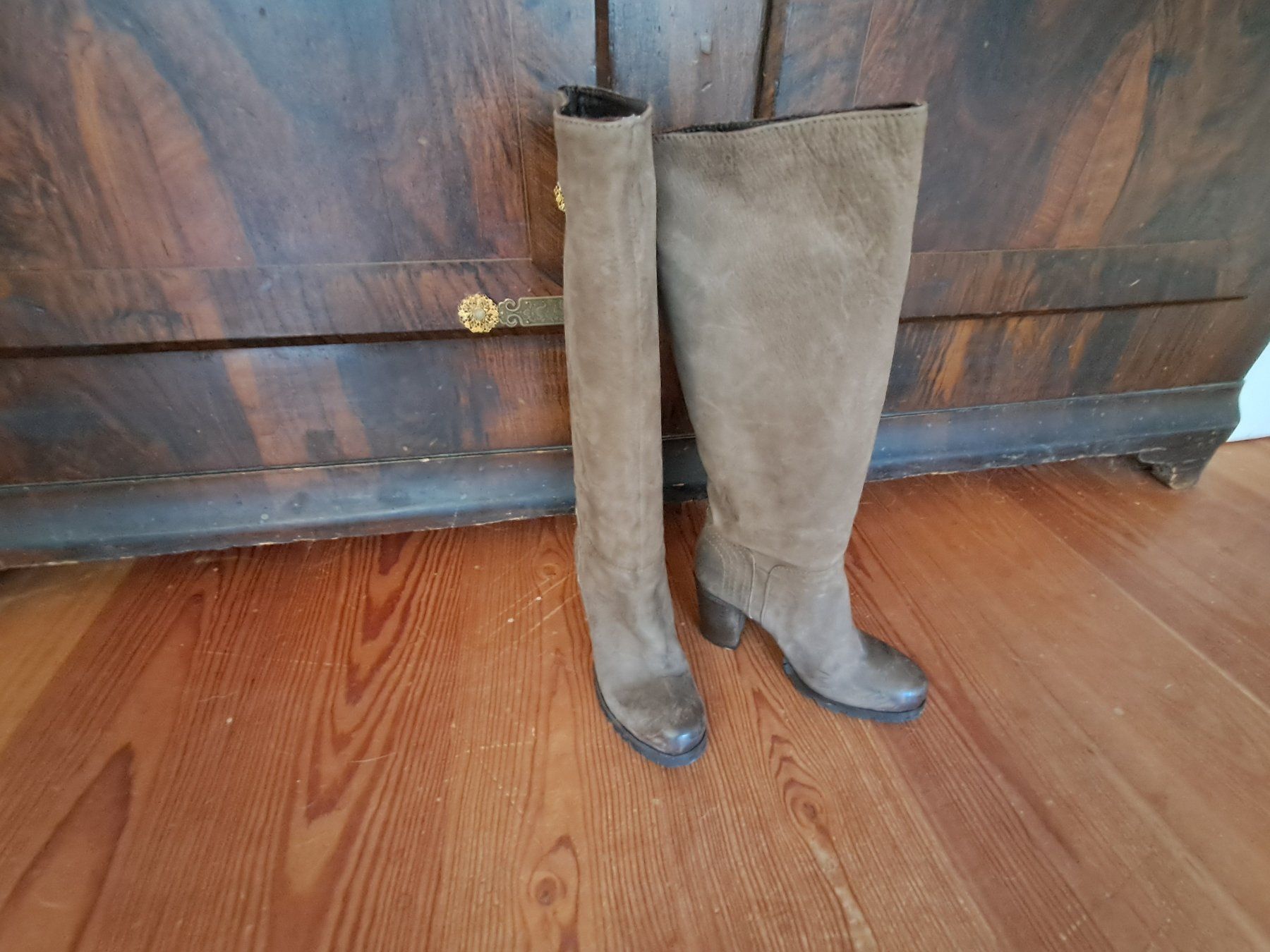 Damenschuhe: Lederstiefel (innen & aussen) . 37 . Taupe . – Gebraucht aus Leuggelbach von schmetterlings-fee