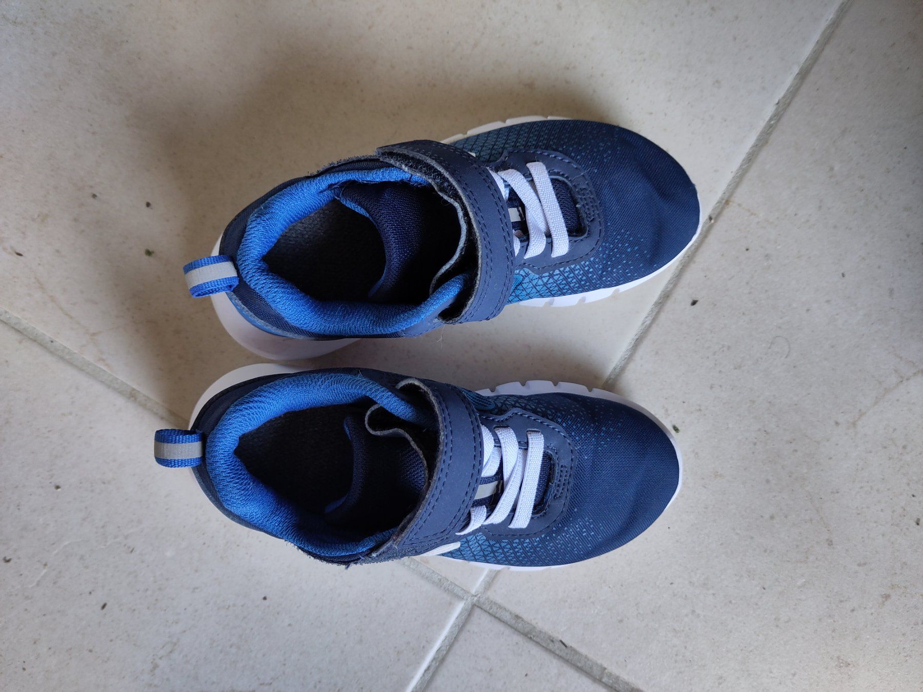 Scarpe per ragazzi: Newfeel Turnschuhe, Grösse 28 – Usato da Romont FR venduto da may_x6gf 2