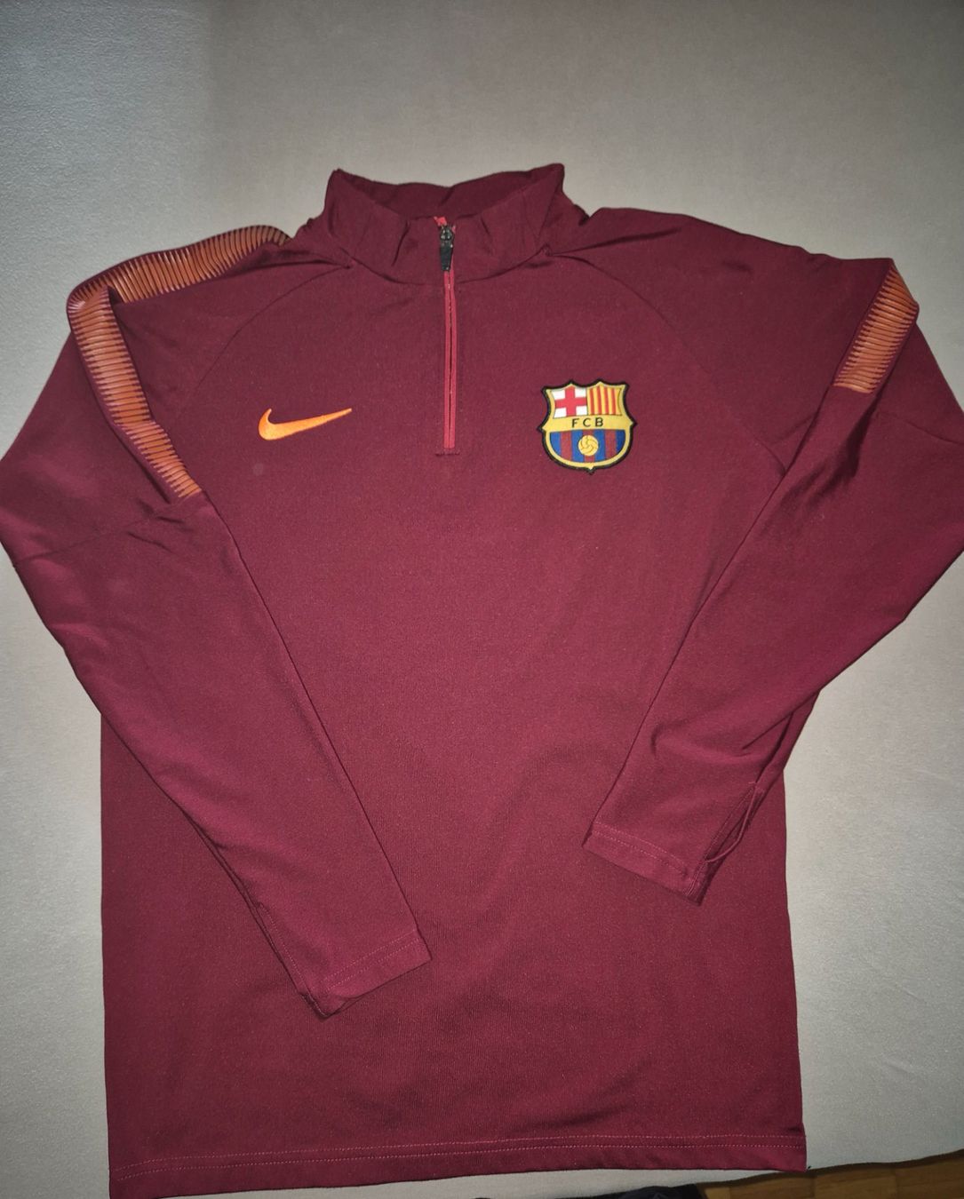 Nike Scarpe, pantaloni & magliette da ginnastica: FC Barcelona Trainingspullover, Nike, Grösse M, Top! – Usato da Luzern venduto da Yel_low