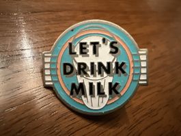 Anstecknadel Let's Drink Milk Motiv rund guter Zustand