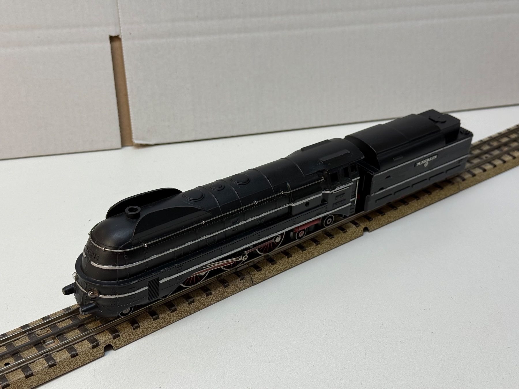 Märklin Modellini di ferrovie: Märklin SK 800, Dampflok mit Tender "Stromlinienform" – Usato da Hinwil venduto da Johann57