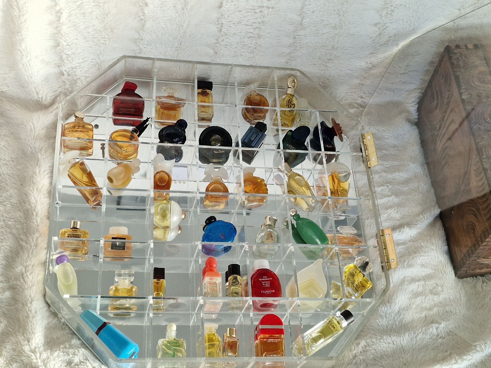 Profumi & Eau de Toilette: vitrine plexiglas avec parfum – Usato da versoix venduto da 928 2