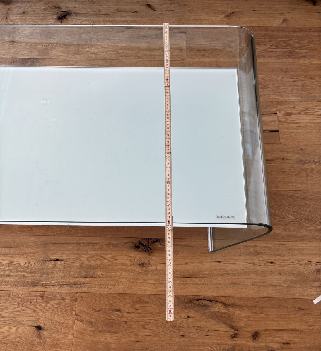 Tavoli: Couchtisch Glas Weiss gebogen mit Ablage 120cm lang – Usato da Eggersriet venduto da pas_6xw9 6