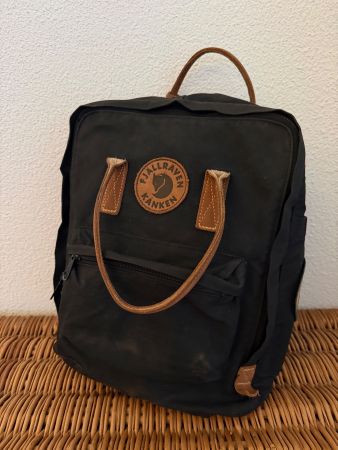 Fjällräven Kånken Rucksack schwarz mit Aufnähern