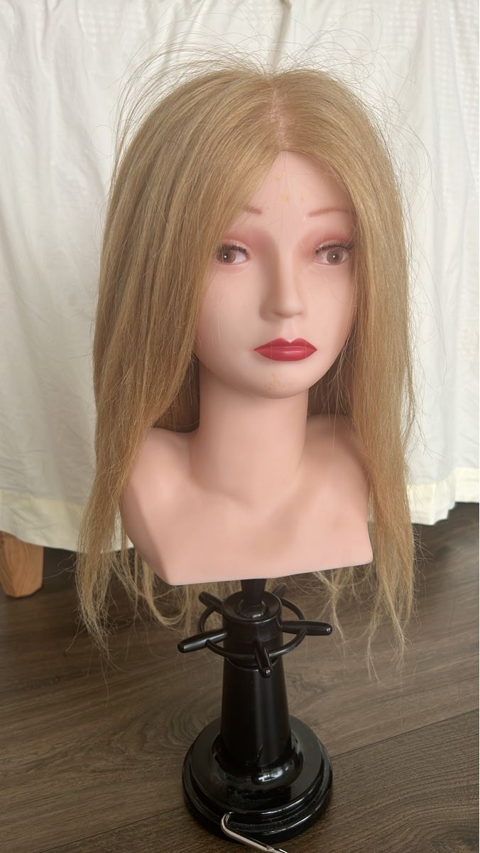 Friseurbedarf: Frisierkopf blond mit Halterung – Gebraucht aus Amden von Arven-Schmuck