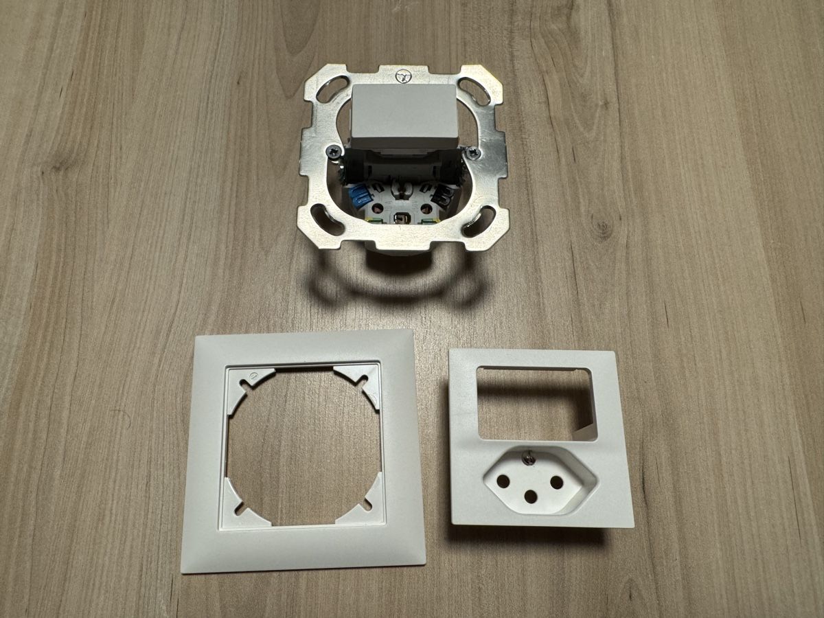 Feller Interruttori: Feller - Petite combinaison 1xT13 + AR/1L – Usato da Alle venduto da retrokaz