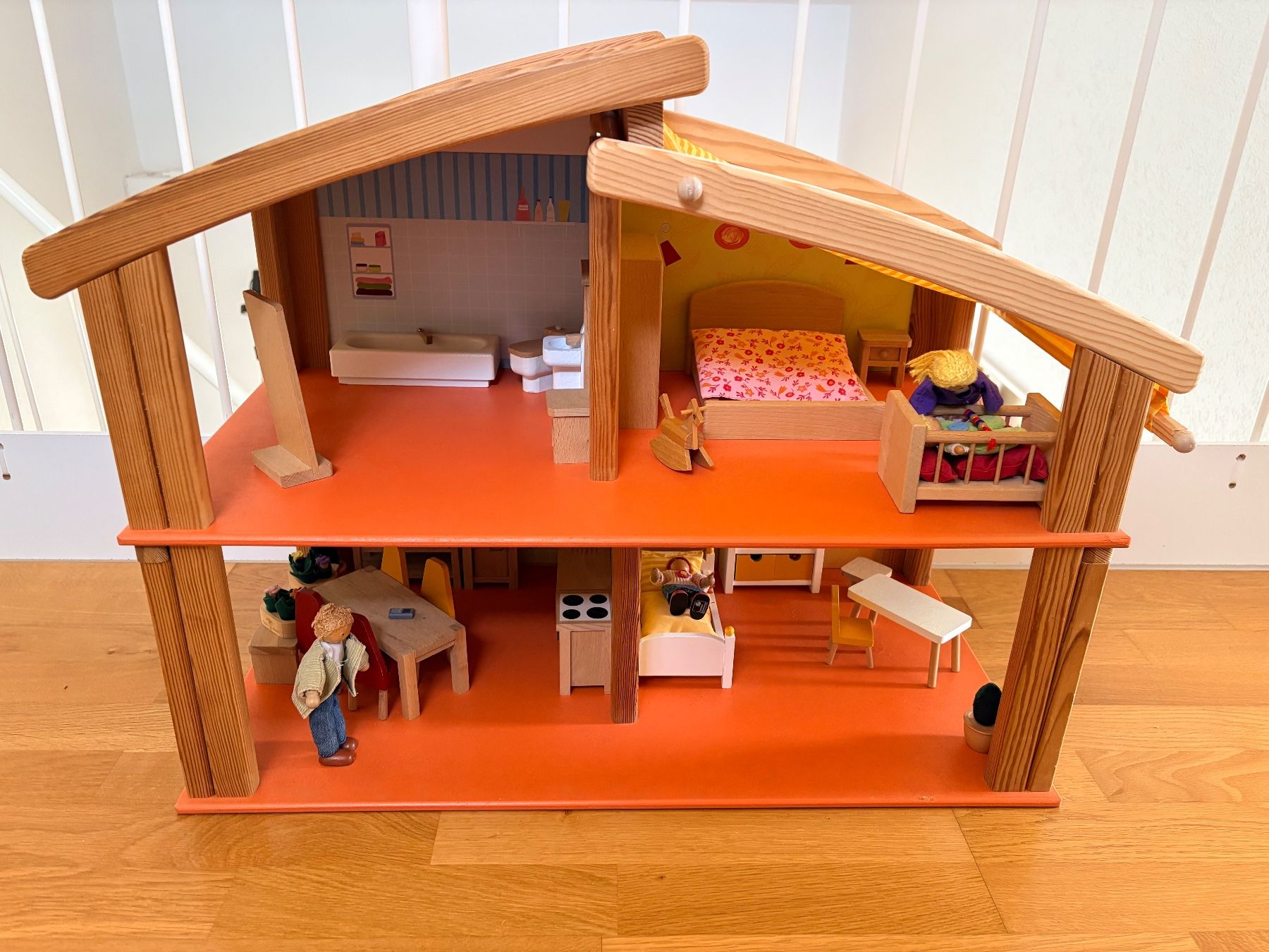 Case e mobili per bambole: JAKO-O Puppenhaus aus Holz – Usato da Langenthal venduto da margf