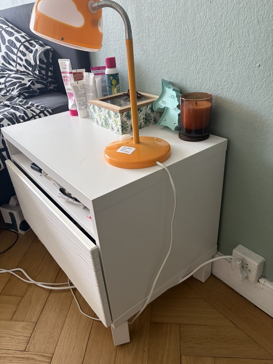 Tables de nuit: Table de chevet IKEA blanche – D'occasion à Fribourg par sus_78p8 1