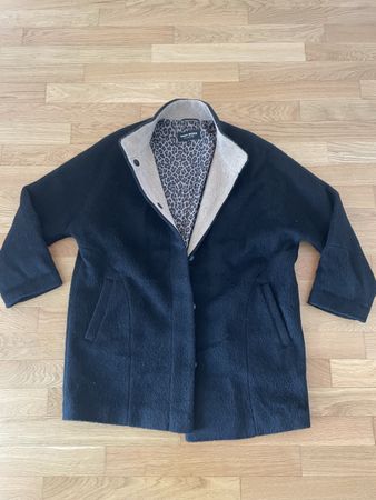 Schwarzer Wollmantel Gr. 44, Leopardenmuster