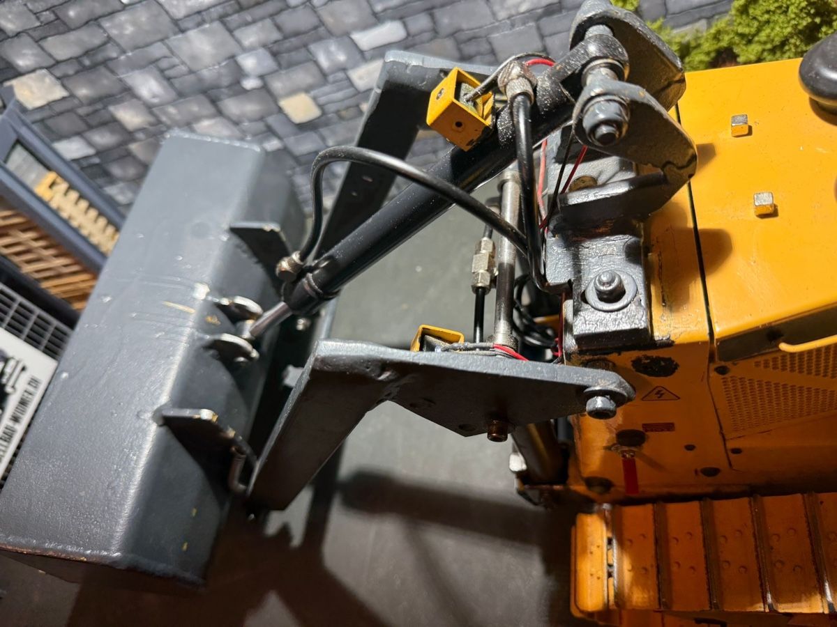 Modellismo RC: RC Bulldozer, Planierraupe 1:14 Hydraulisch – Usato da Altdorf UR venduto da modellbau-widmer 2