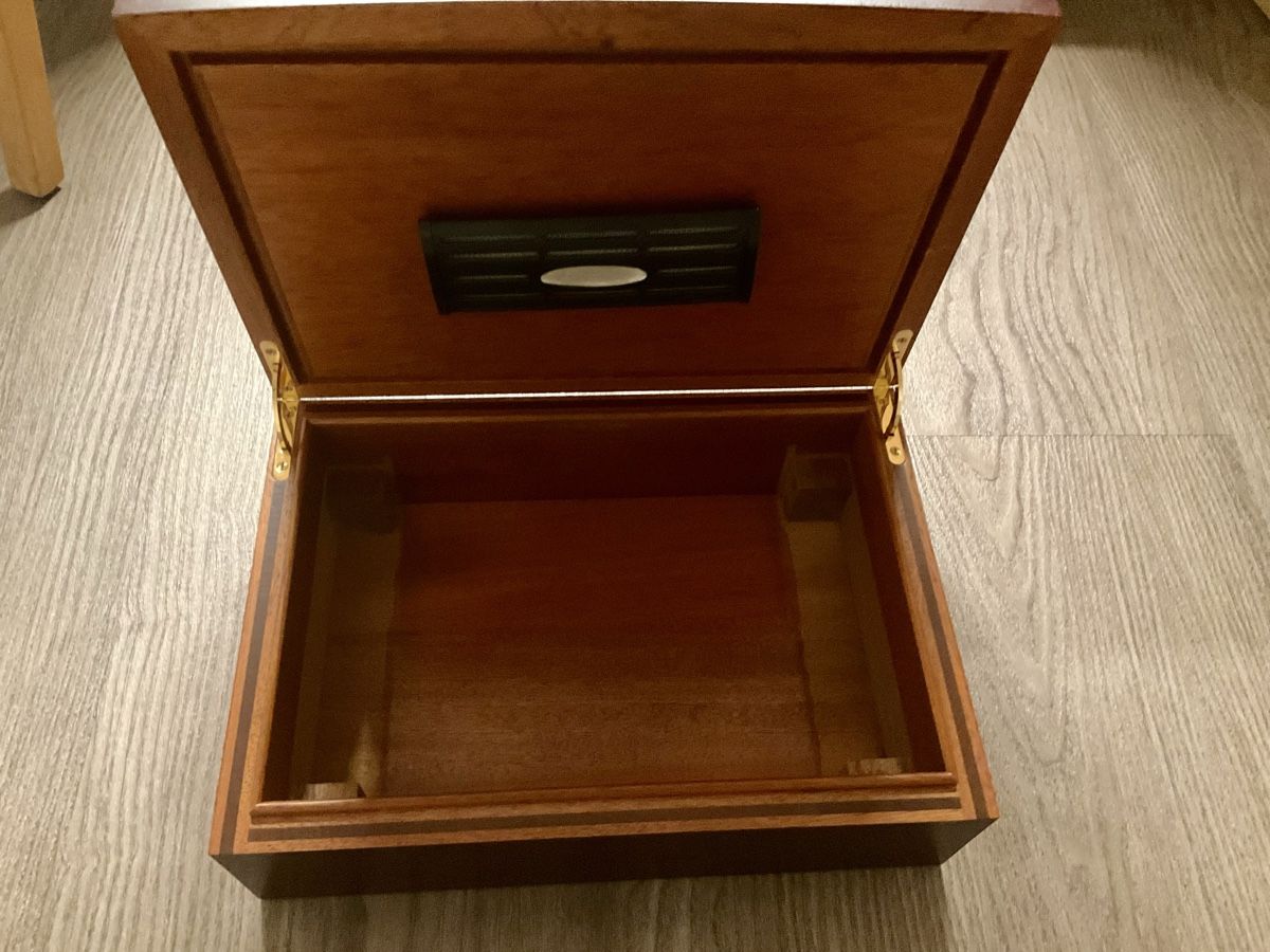 Davidoff Humidor per sigari: Davidoff Humidor - Edle Zigarrenbox mit Befeuchter! – Usato da Domat Ems venduto da allblack01 4