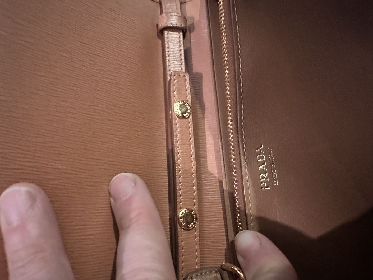 Prada Altro in  Abbigliamento & Accessori: Prada borsa a tracolla in pelle marrone con catena – Usato da Niedergösgen venduto da ani_bq8w 4