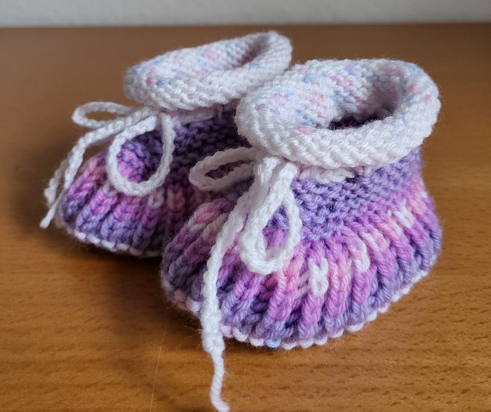 Calze per bambini: Babyschuhe gestrickt lila rosa – Nuovo e nell'imballaggio originale da Winterthur venduto da Baer49