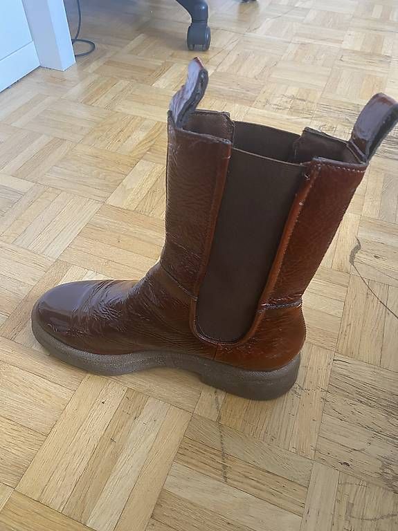Damenschuhe: Braune Lackleder-Stiefelletten – Neu und originalverpackt aus Laufen von Looc_ 2