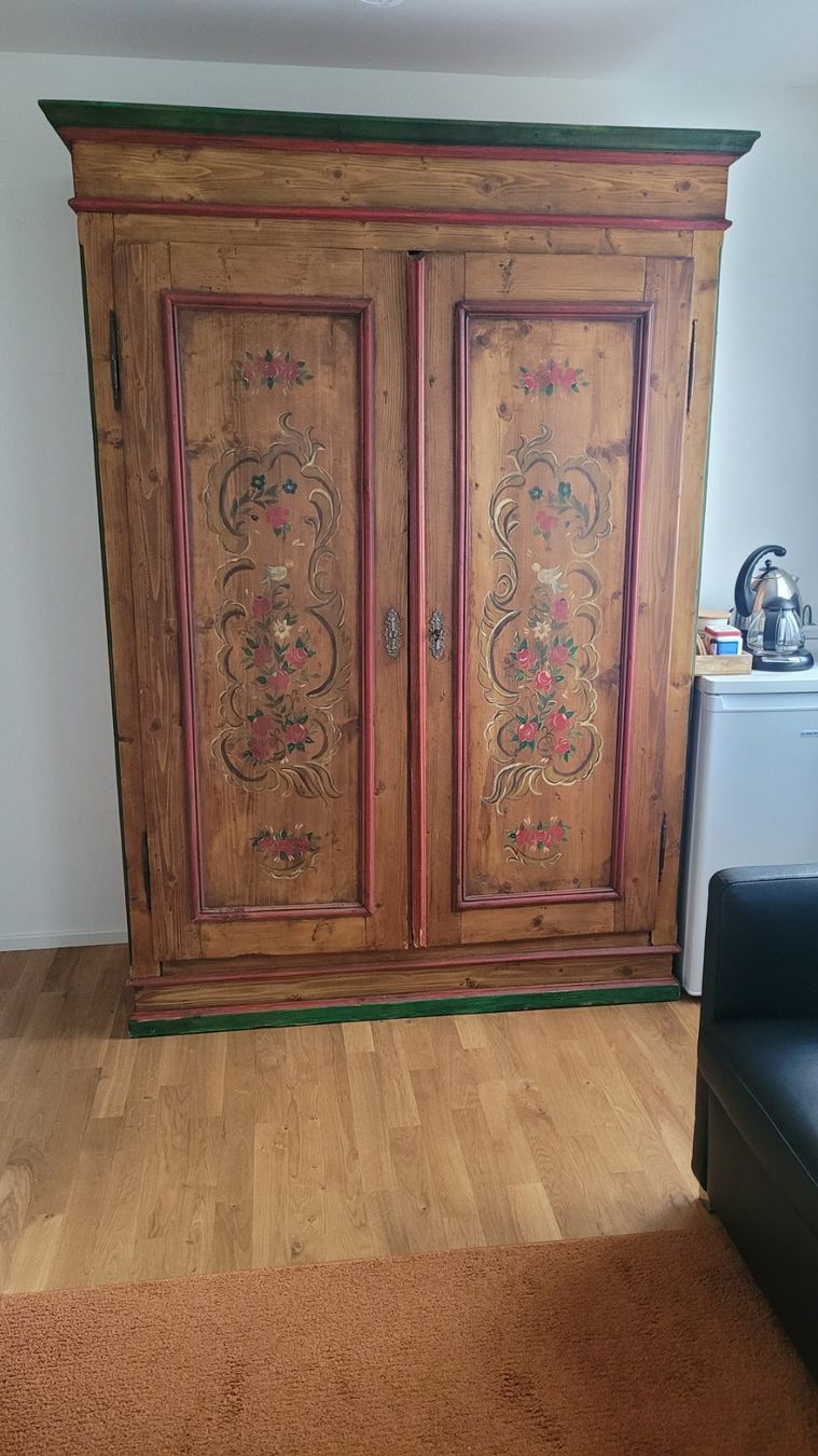 Armadi: Alter Bauerschrank "bemalt" – Usato da Mitlödi venduto da Wabo1