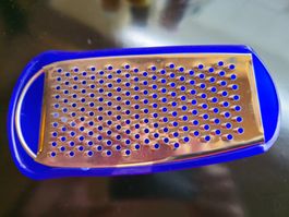 Alessi Parmenide Käsereibe mit Dose Reibe abnehmbar