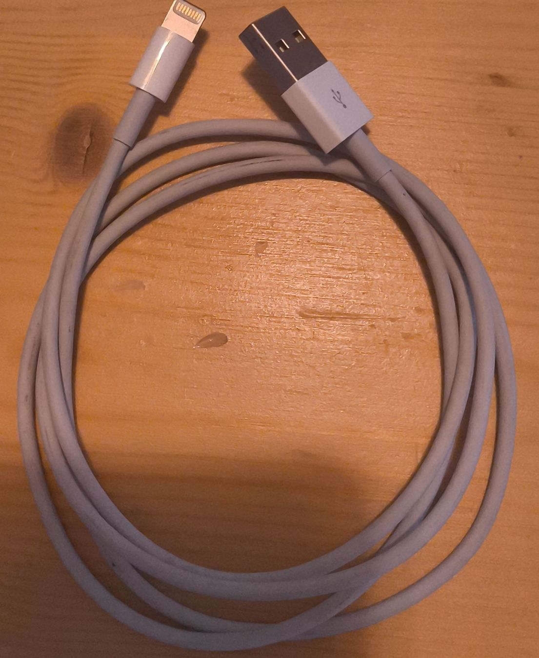 Apple Cavi: USB Lightning Kabel grau ca. 1m guter Zustand – Usato da St. Gallen venduto da jaytheiler