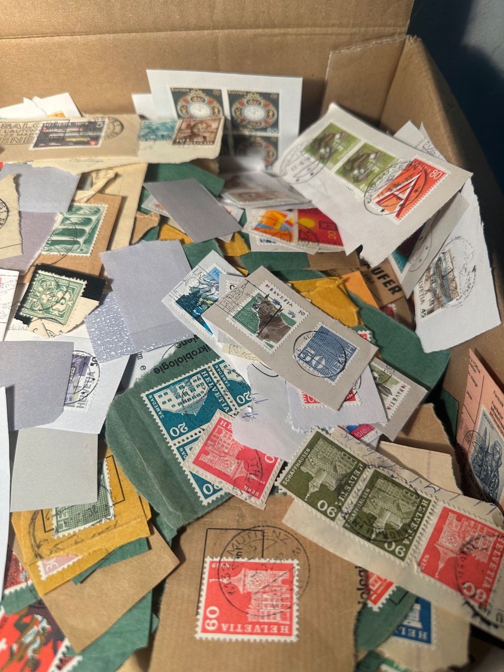 Tutti i francobolli: XXL Karton Briefmarken zum Ablösen – Usato da Stettfurt venduto da 2442 3