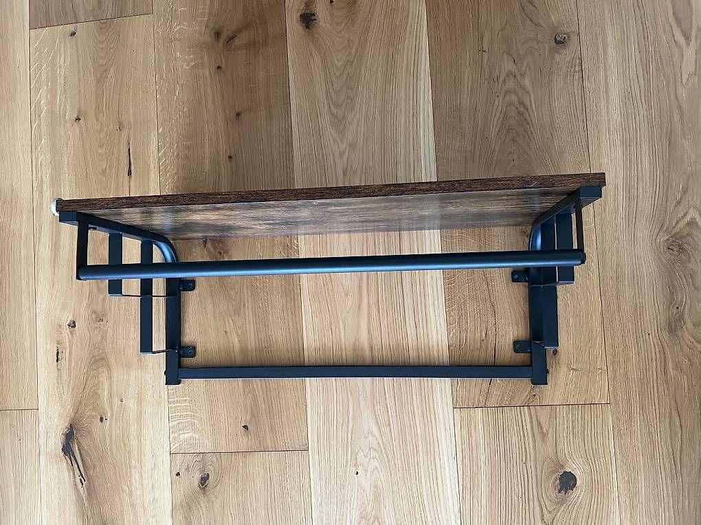 Garderobe: Wandgarderobe in rustikalem Braun – Gebraucht aus Zürich von playground