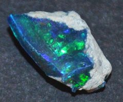 Edelstein L-7935– Schwarzer Welo Opal roh 6,55 Karat 18x11mm