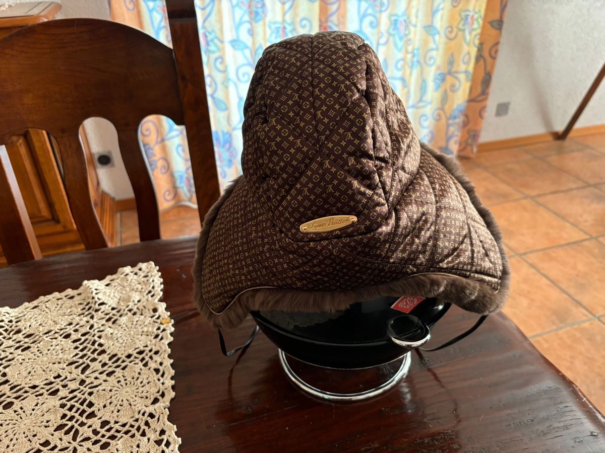 Louis Vuitton Copricapi, berretti & cappellini: Chapka Louis Vuitton – Usato da La Chaux-de-Fonds venduto da Kent_walker 1