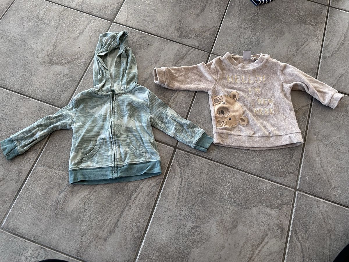 Kleiderpakete & -sets: Pullover + Dino Jacke Grösse 68  – Gebraucht aus Berg (Dägerlen) von nzelli