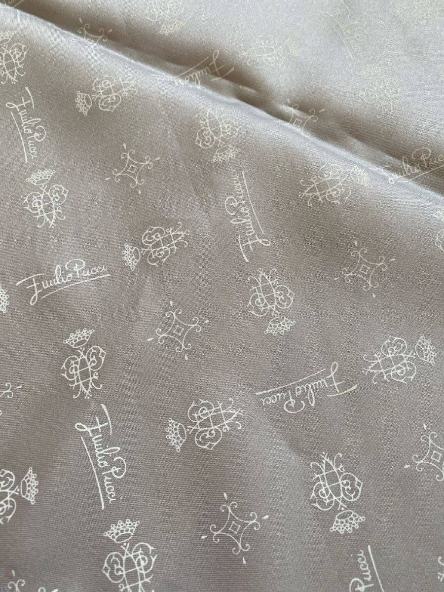 Foulard & Sciarpe: Emilio Pucci Vintage Seidentuch, hellgrau mit Muster – Usato da Burgdorf venduto da allesolivia 1