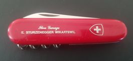 Ein Victorinox Taschenmesser / OFFICIER SUISSE mit Logo